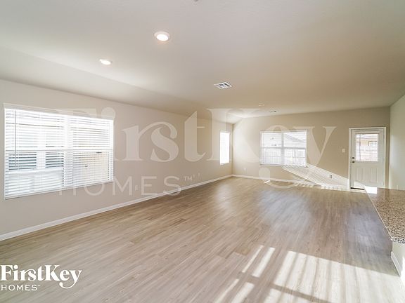 3rd image of 2704 La Mundial St