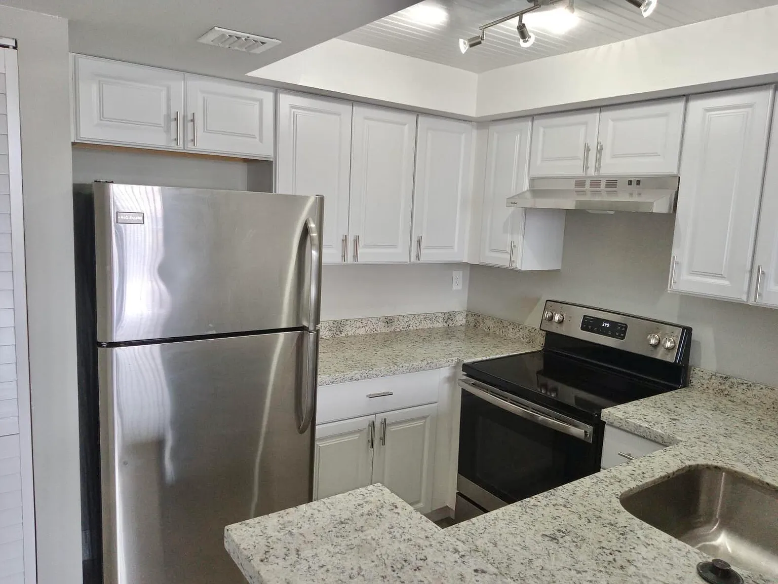1 bed, 1.0 bath, 502 sqft, $1,700 — Photo 3