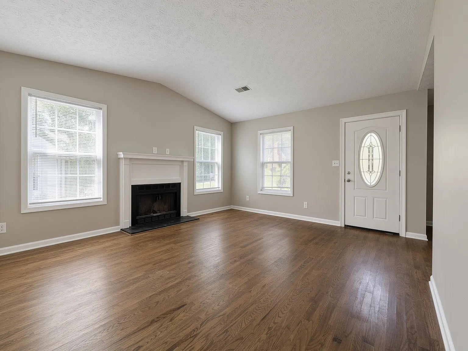 3 bed, 1242 sqft, $2,050 — Photo 2