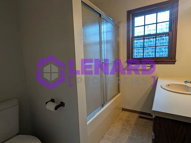 2111 S Western Ave — Photo 14