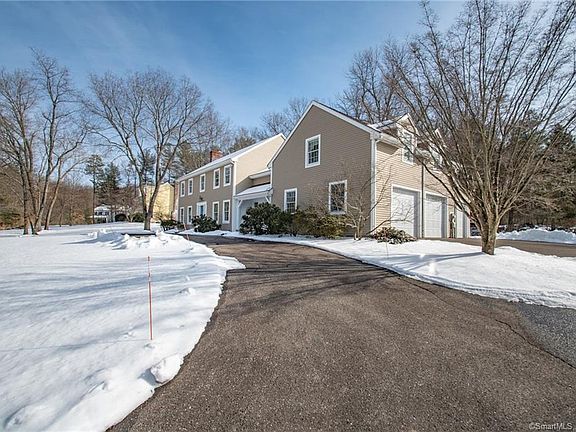 3rd image of 24 Stonehedge Dr