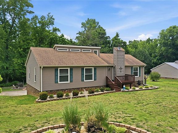 2nd image of 3124 Oakridge Dr