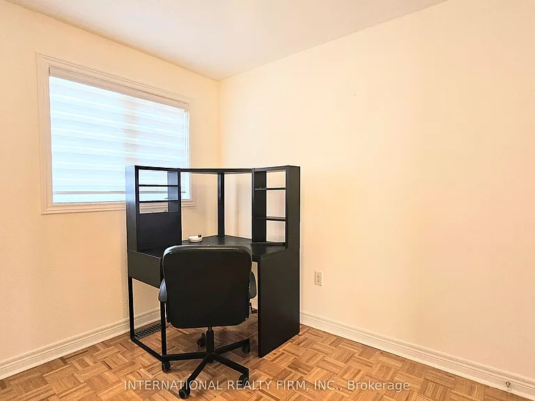 195 Warwick Cres — Photo 19