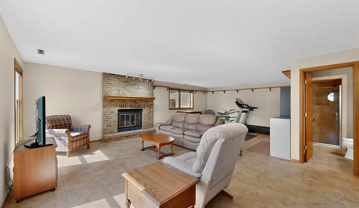 4 bed, 2134 sqft, $2,400 — Photo 4