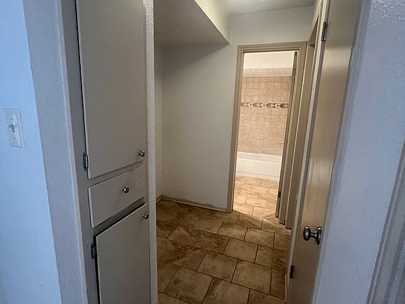 3rd image of 816 Hillyer St #B