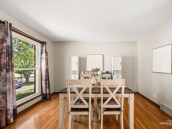 3rd image of 208 Iris Dr