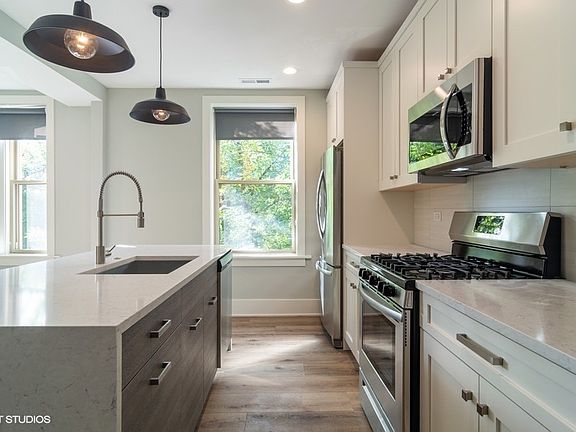 5th image of 2104 W Byron St #3E