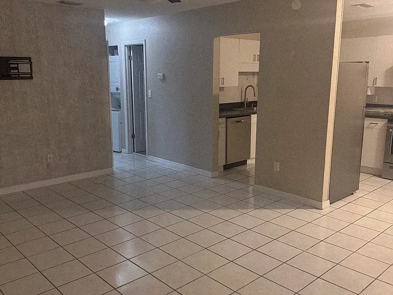 400 Oakridge Blvd #8 — Photo 2