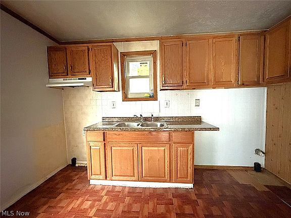 3rd image of 4429 Hyde Ave