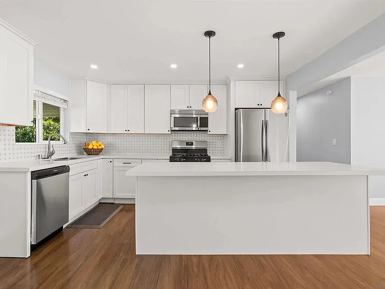 6252 Alderley St — Photo 3