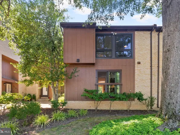 3187 Readsborough Ct, Fairfax, VA 22031