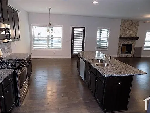 5 bed, 3162 sqft, $3,498 — Photo 3