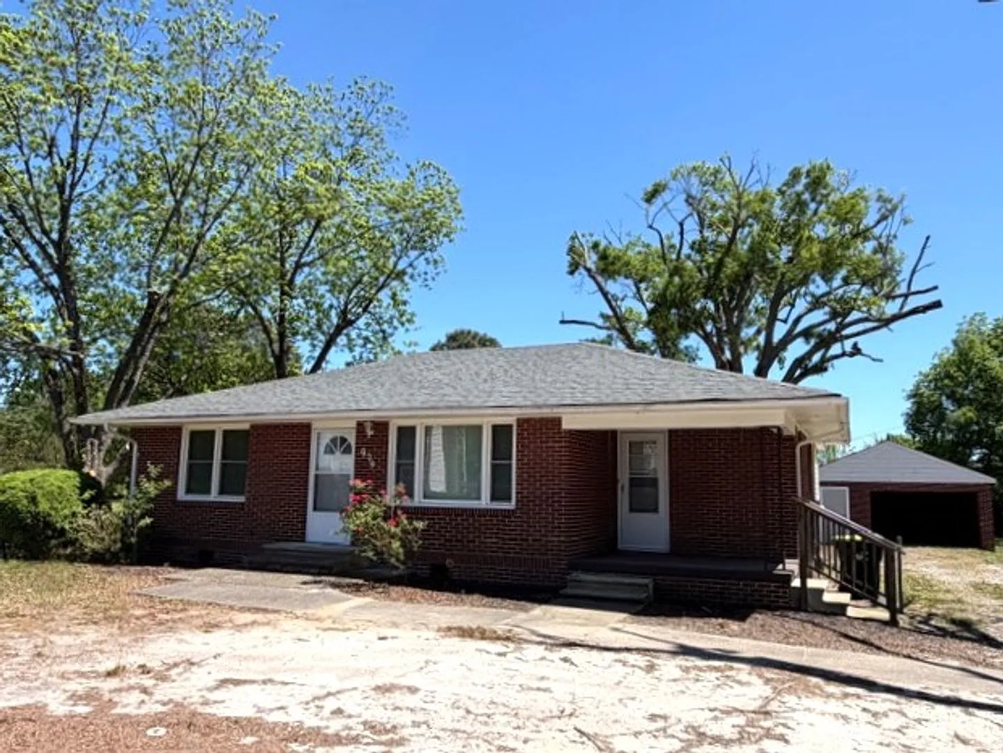 ~~ Cute 2-bedroom Brick Ranch located in Elon ~~ — Photo 1