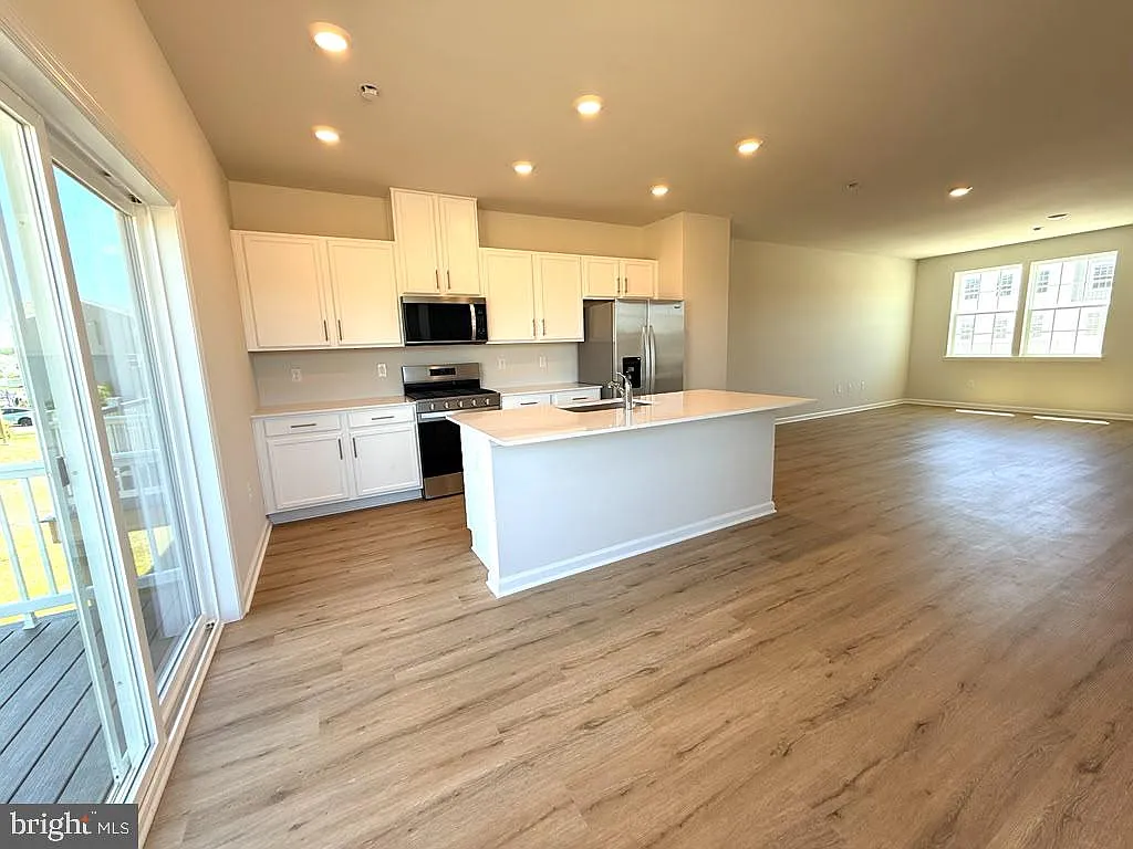 3 bed, 2.5 bath, 1962 sqft, $3,000 — Photo 3
