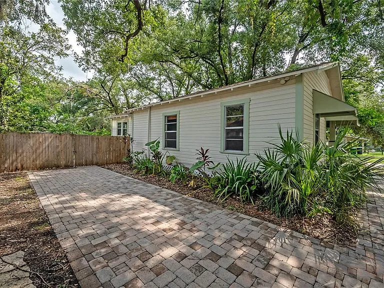 1222 E Curtis St — Photo 30