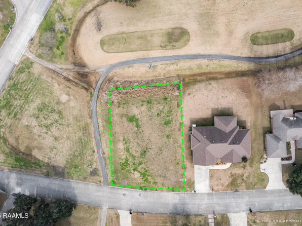 Hummingbird Ln, New Iberia, LA 70560