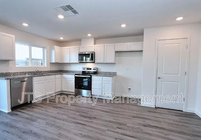 2097 Shady Tree Cir — Photo 12