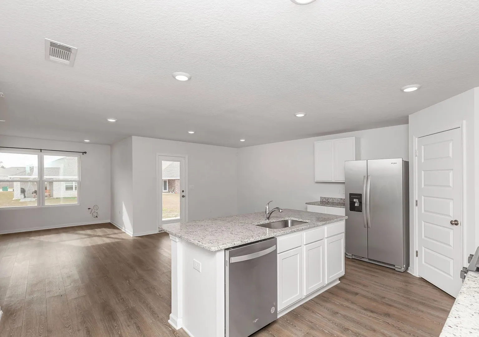 Available Now 4br/2ba South Crestview Home — Photo 3
