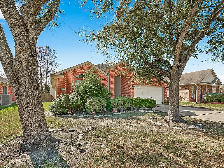 1214 Wesley Dr — Photo 2