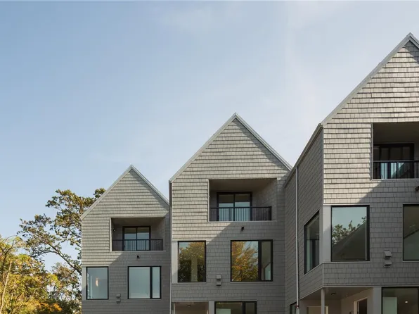 909 Redfern St #4, Victoria, BC V8S 4E9