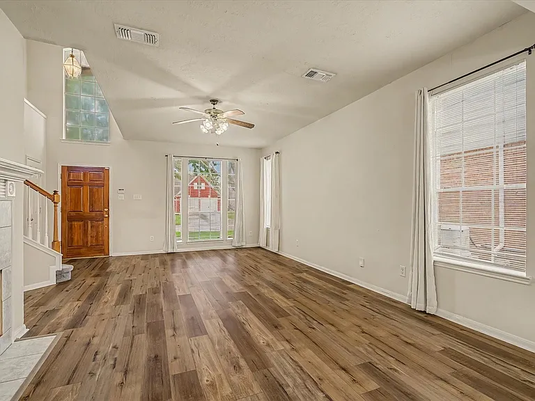 10840 Sycamore Dr N — Photo 7