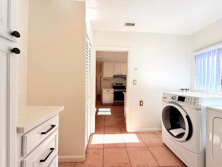 4447 Lockwood Ave — Photo 22