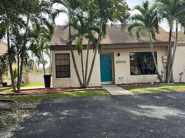5202 Nutmeg Dr — Photo 3