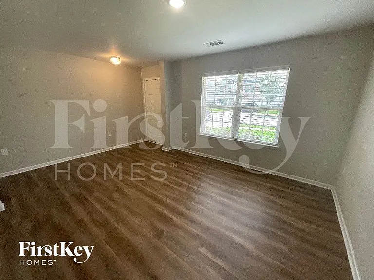1800 Eastway Dr — Photo 7