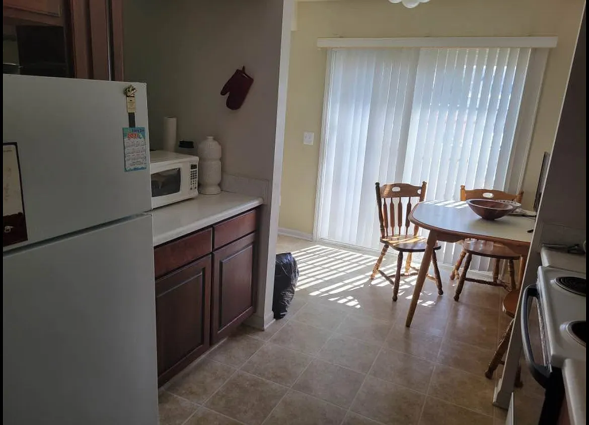 4 bed, 2.5 bath, 1700 sqft, $600 — Photo 3