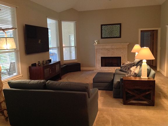 Living w/gas fireplace