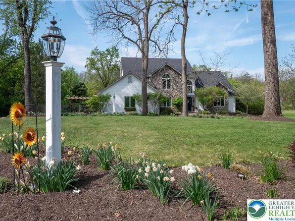 1560 Surrey Rd, Bethlehem, PA 18015