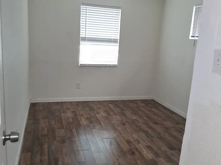 3813 Wipprecht St — Photo 8