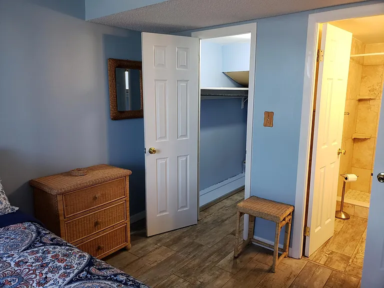 MBr with dresser, bureau, walk in closet.