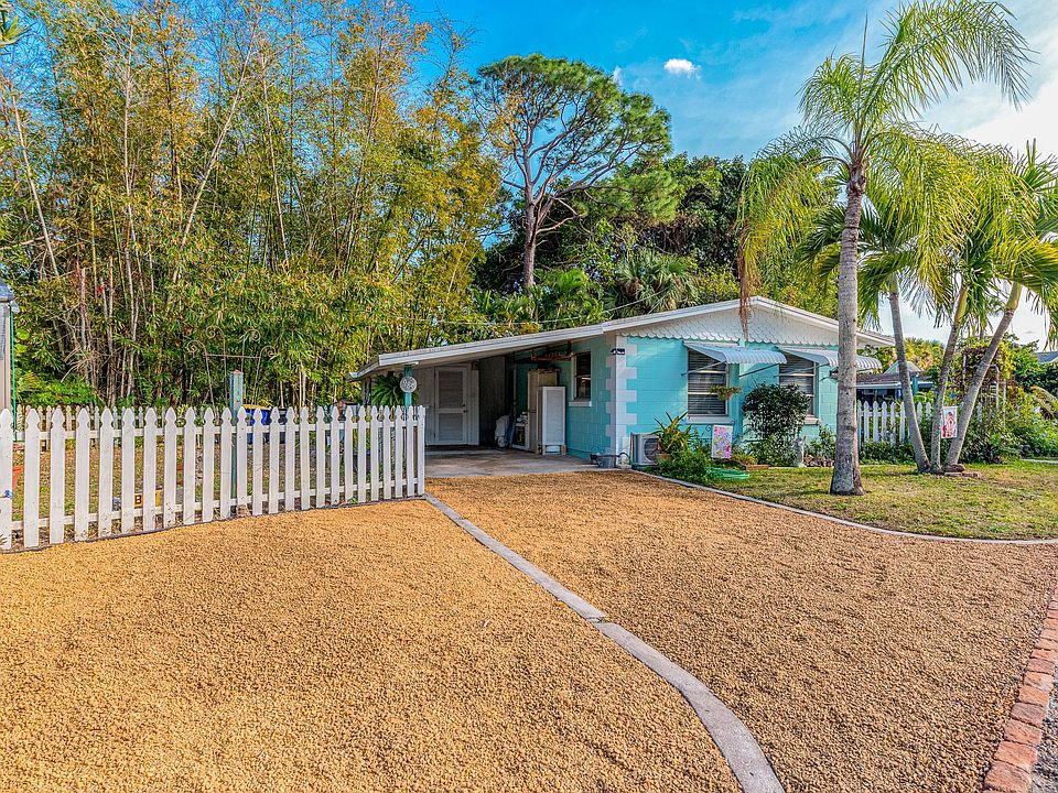 1st image of 985 NE Banyan Tree Dr #0