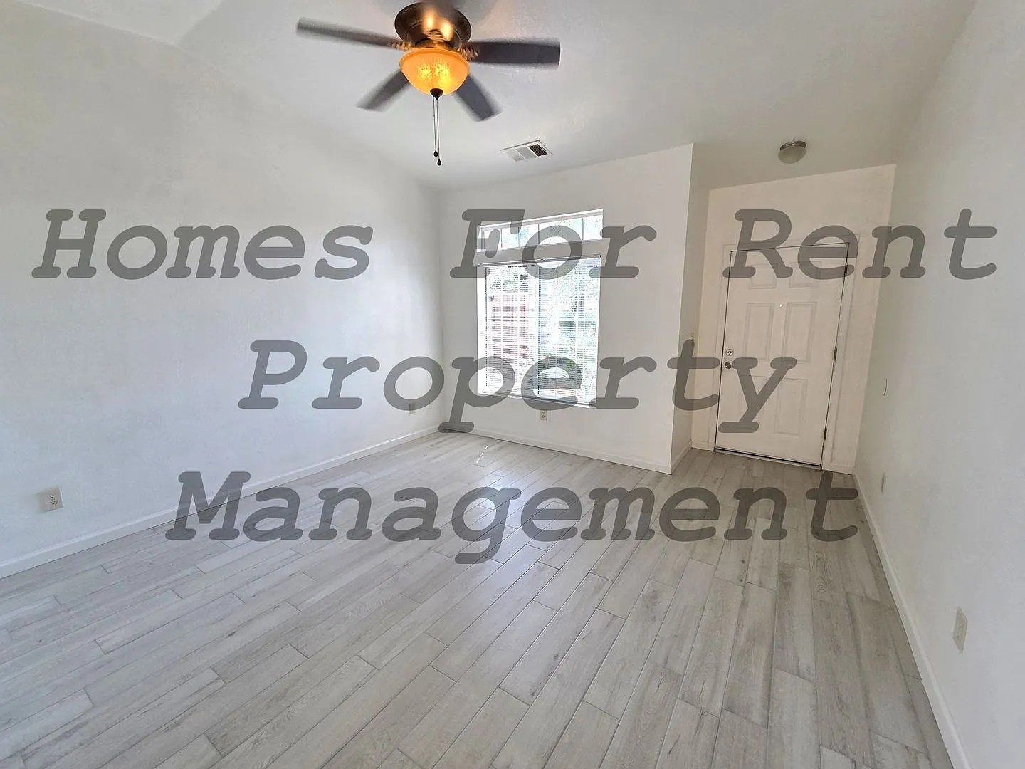 Immaculate 3 Bedroom 2 Bath Home — Photo 2