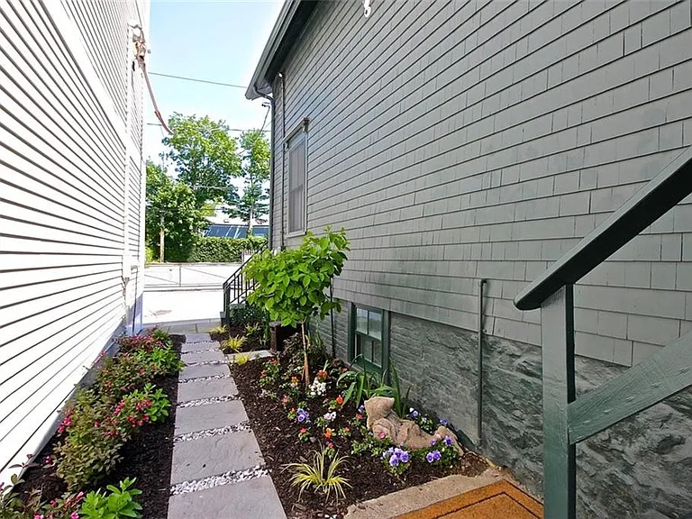 105 John St — Photo 2