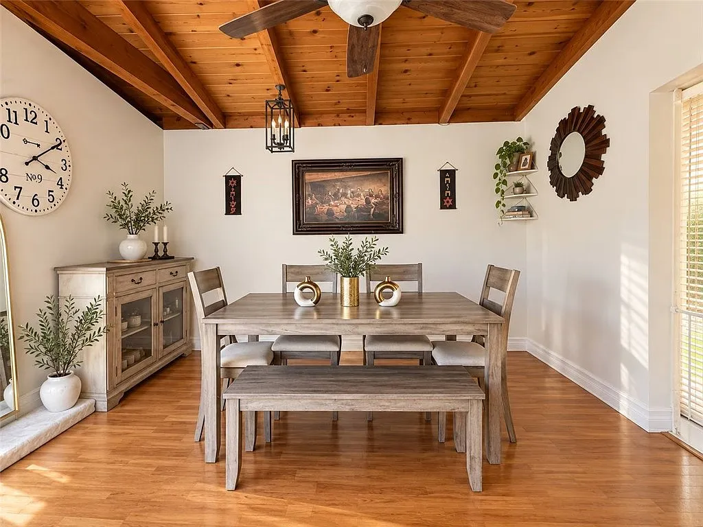 4 bed, 1839 sqft, $4,599 — Photo 3