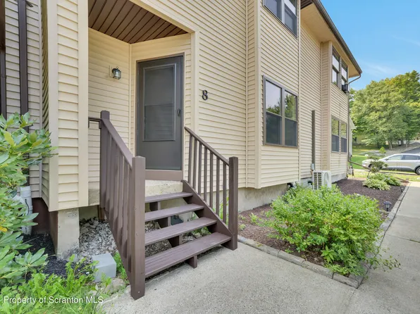 8 Hunts Ct, Clarks Summit, PA 18411