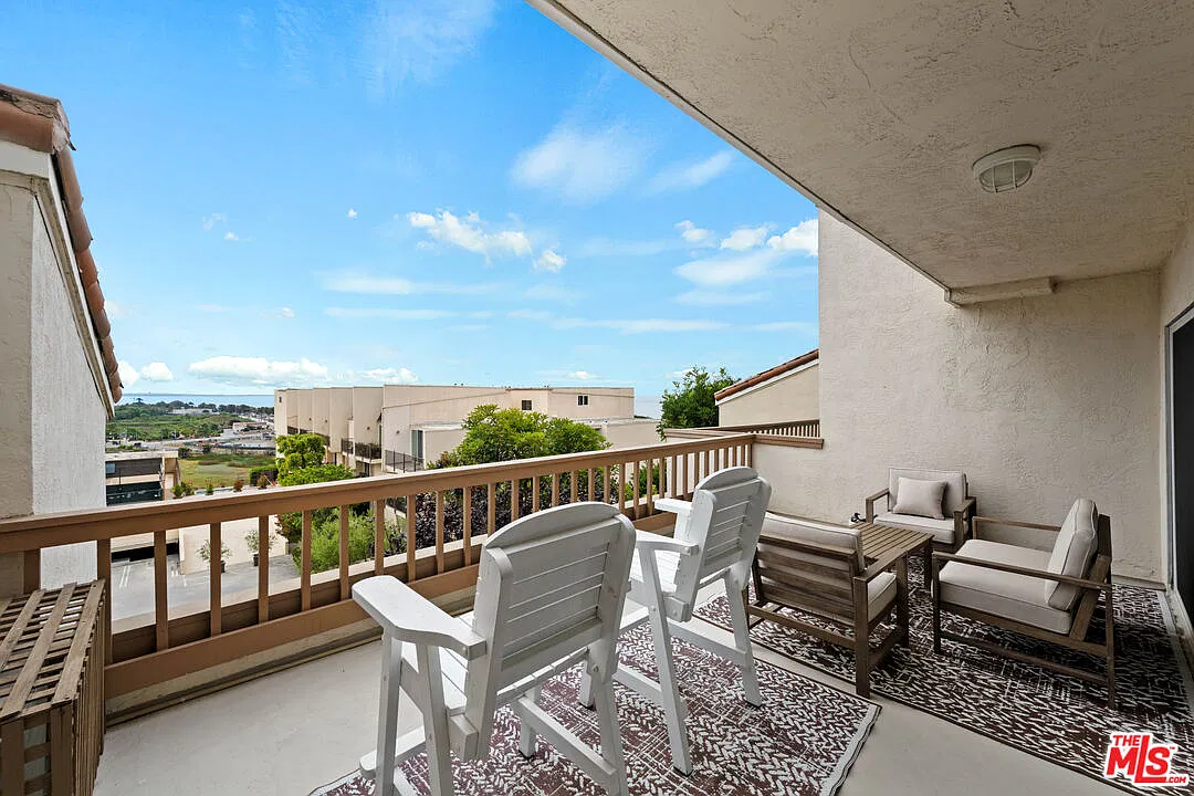 2 bed, 2.0 bath, 1360 sqft, $6,995 — Photo 3