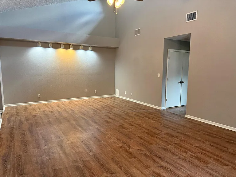 3007 Monroe St — Photo 6
