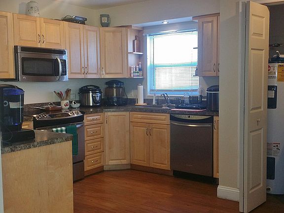 Horseshoe shaped kitchen