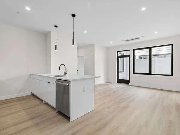 4525 Bergenwood Avenue 209 image 3 of 22
