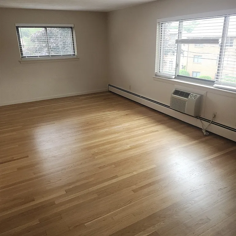1 bed, 1.0 bath, 725 sqft, $2,400 — Photo 3