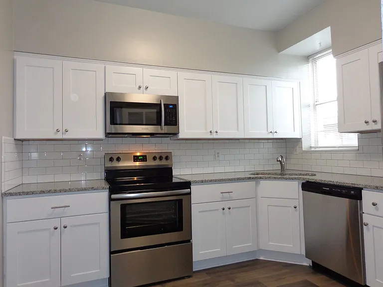 625 W Princess Anne Rd — Photo 3