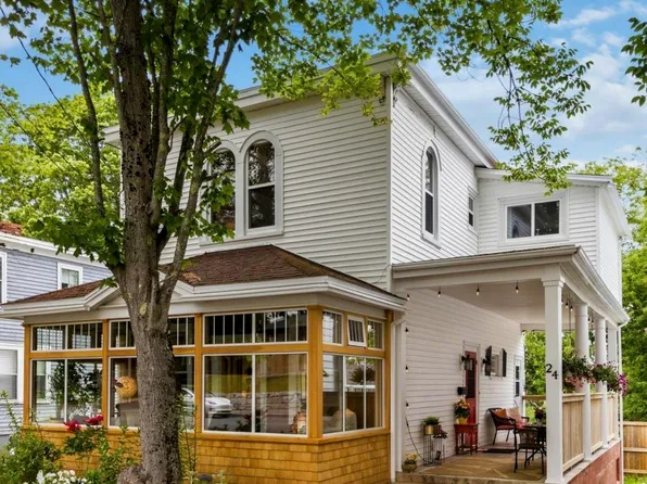24 Queen St, Bridgewater, NS B4V 1P2