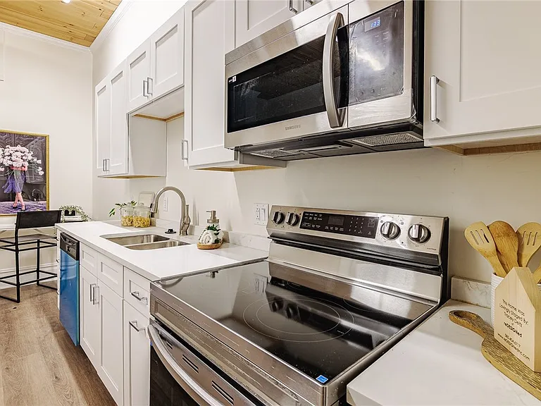 421 University Ave — Photo 10