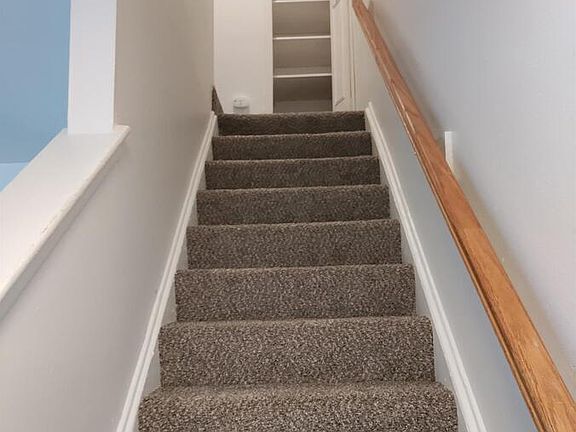 4th image of 560 Villa Dr