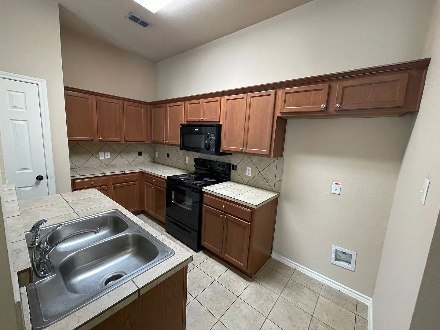 1426 Ravenwood Drive — Photo 3