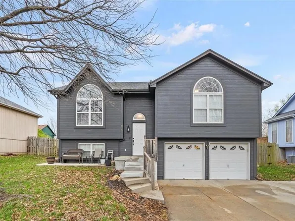 833 SW Lee Ann Dr, Grain Valley, MO 64029