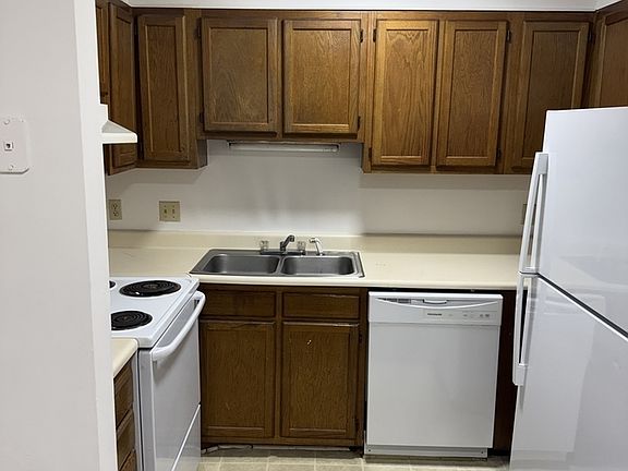 4th image of 1004 Camel Heights Dr #1004